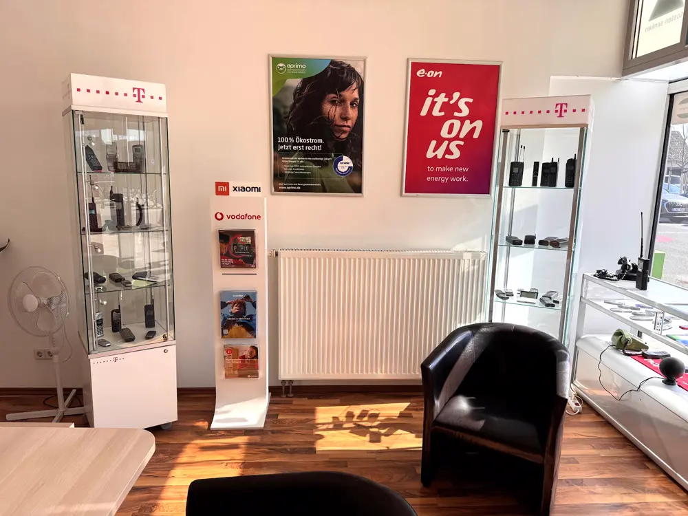 Verkaufsraum mit Vitrinen und Anbieter-Displays