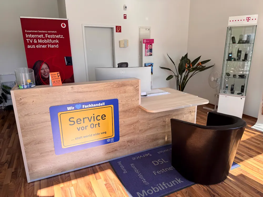 Beratungstresen aus Holz mit dem Schild „Service vor Ort“